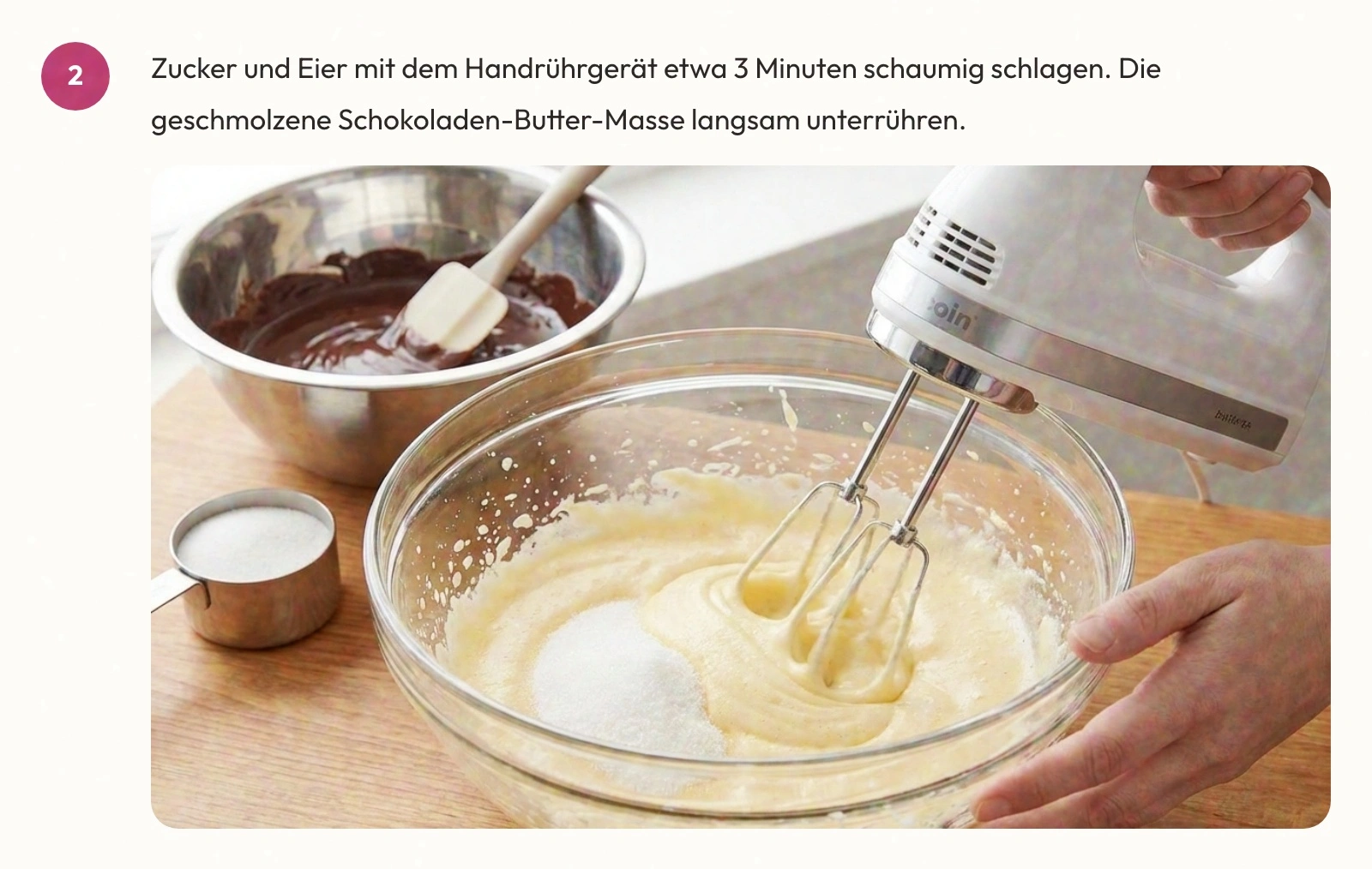 Ein Zubereitungsschritt mit Text und einem Foto vom Aufschlagen der Eier