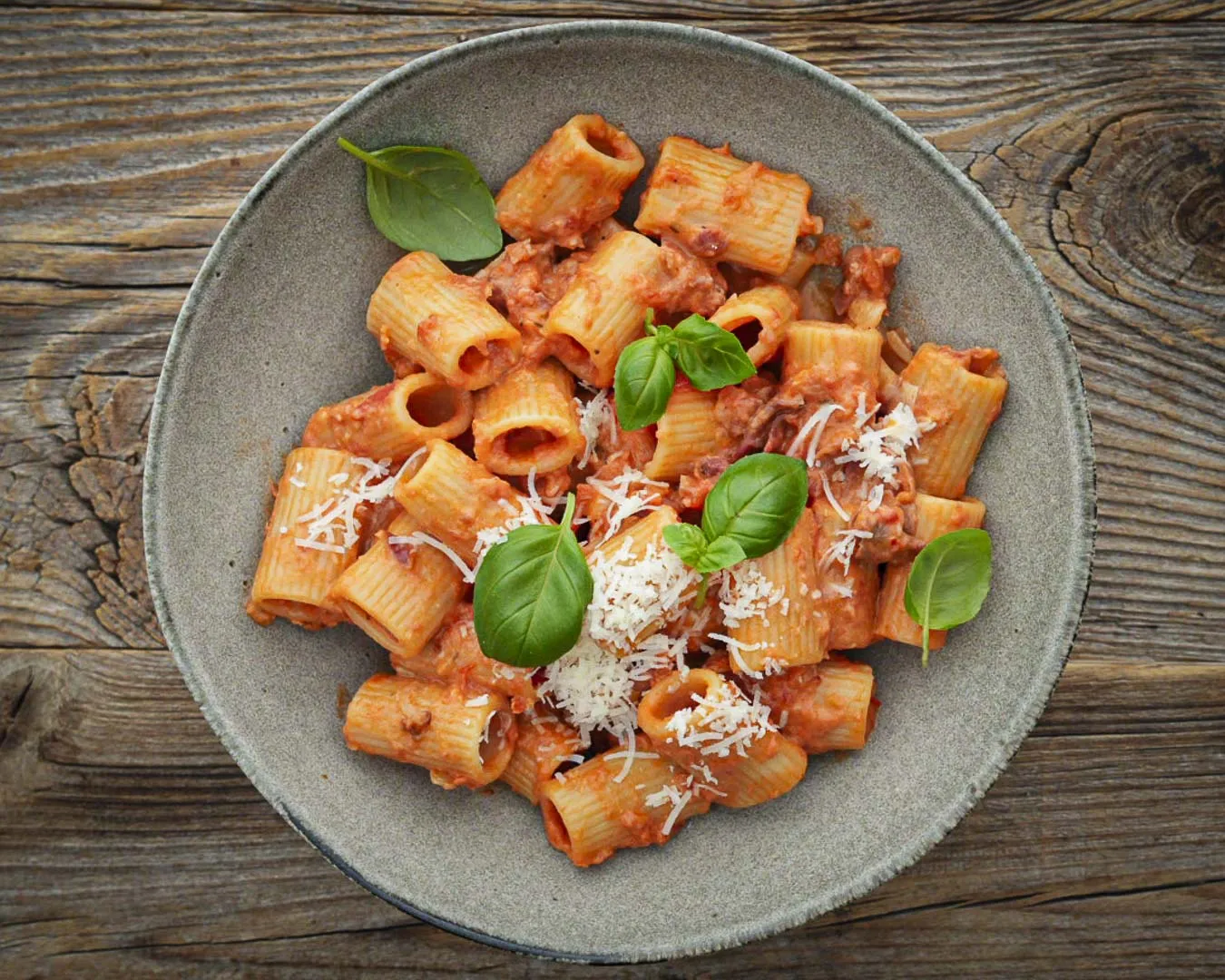Rigatoni mit Parmaschinken, Tomaten und Sahne — ein Rezept von Dee's Küche